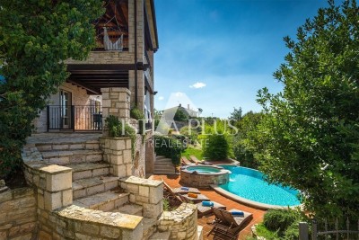 Edinstvena kamnita vila s pogledom na morje