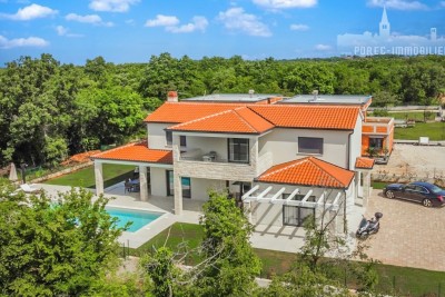 Detached villa with 4 bedrooms and a large pool, 2 km from the center of Porec