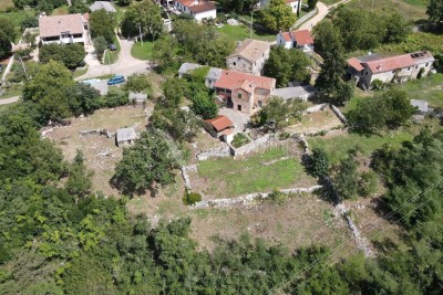 Proprietà vicino a Oprtalj immersa nel verde