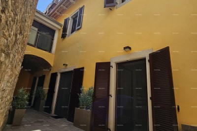 Bellissima casa con tre appartamenti accatastati nel centro storico di Parenzo!