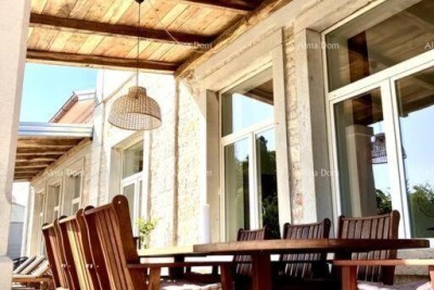 Bella e moderna casa in vendita, Parenzo
