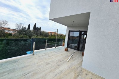 STANOVANJE NA PRODAJO V UMAGU (LOVREČICA) – MODERNA NOVOGRADNJA BLIZU PLAŽE IN MORJA