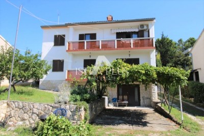 A house in Poreč with 3 Flats and a nice plot of land