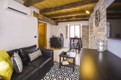 Istria, Oprtalj : Four-Storey House with Commercial Space