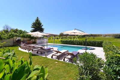Fažana, apartmajska hiša s 6 apartmaji in bazenom