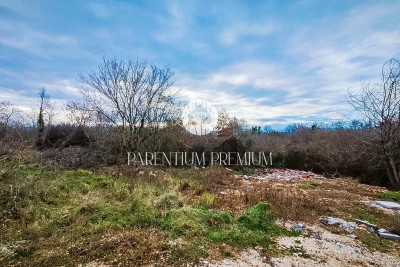 Spacious building plot 11km from Poreč with a view of the forest