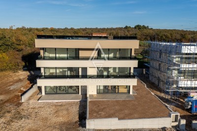 Istra, Poreč – Luksuzni stan u prizemlju s dvorištem, 3 km od centra grada na prodaju