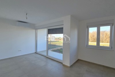 Neue Zweizimmerwohnung mit Garten und Parkplatz – 6 km von Poreč entfernt