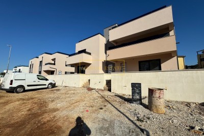 MERAVIGLIOSO APPARTAMENTO DI 112,43 M² CON TRE CAMERE DA LETTO IN UNA POSIZIONE ECCELLENTE A POREČ, A 2 KM DAL MARE, ISTRIA! - nella fase di costruzione