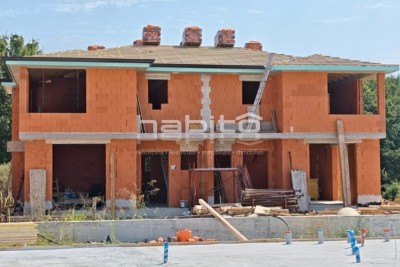 Porec 10 km - Modernes Doppelhaus, ruhige Lage