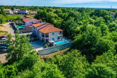 Dvije kuće, Vila sa bazenom + Obiteljska kuća sa 3 stambene jedinice