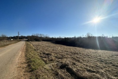 Građevinsko zemljište za izgradnju tri objekta, 2400 m2 plus 800 m2 poljoprivredno ukupno 3200 m2