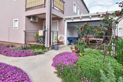 Ground-floor apartment with a large landscaped garden and sea view