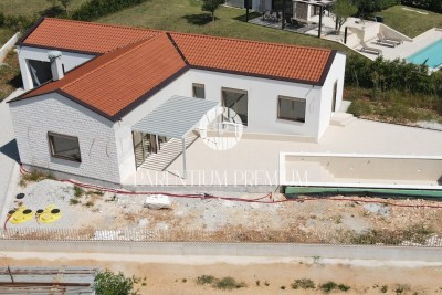 Privlačna hiša z bazenom in garažo v mirnem okolju