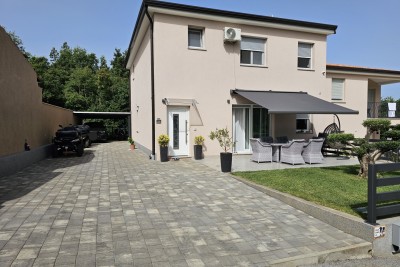 Obiteljska kuća sa tri stambene jedinice 7 km od Poreča