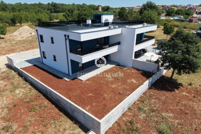 NOVIGRAD – moderan stan u prizemlju s prostranim vrtom