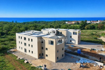 Modernes Penthouse mit Panoramablick auf das Meer und die Stadt - in Gebäude