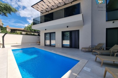 ISTRA, TAR - Prostorno stanovanje s bazenom