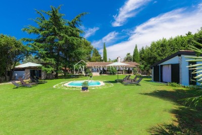 Umag, exclusive authentic Istrian stone villa - a unique opportunity, 150 meters from the sea