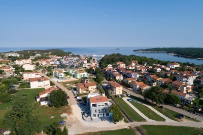 FUNTANA – ELEGANTNA KUĆA U NIZU NA IZVRSNOJ LOKACIJI, SAMO 300 M OD MORA
