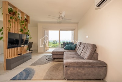 Umag, surroundings - luxurious two-bedroom newly renovated apartment only 250 m from the sea