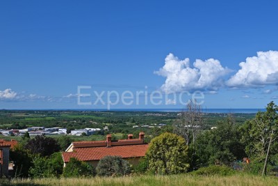 ISTRIEN, Kaštelir – Baugrundstück mit Baugenehmigung, MEERBLICK!