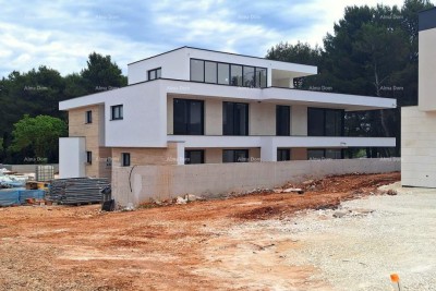 LUKSUZNA REZIDENCIJA U ROVINJU – 128 m² + 254 m² VRT, BAZEN