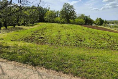 GRAĐEVINSKO ZEMLJIŠTE 2.297 m² U BLIZINI PAZINA