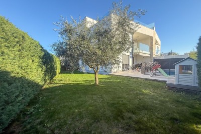 Moderna casa bifamiliare a Bašania vicino al mare immersa nel verde