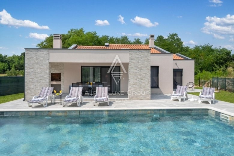 Istrien, Labin, Modernes haus mit pool inmitten der natur