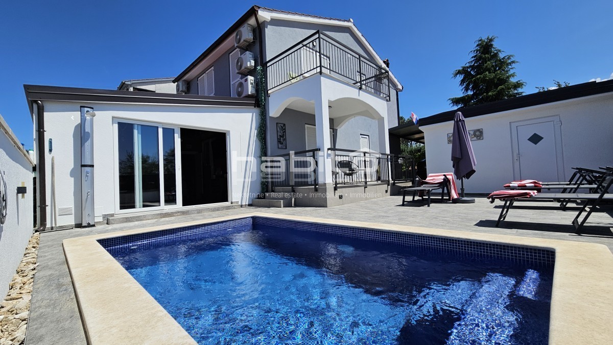 Moderne Doppelhaushälfte mit Pool nahe Poreč  – Ideale Investition
