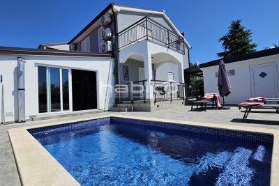 Moderne Doppelhaushälfte mit Pool nahe Poreč  – Ideale Investition