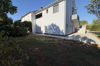 OCCASIONE! Istria, Parenzo: Appartamento al piano terra con giardino
