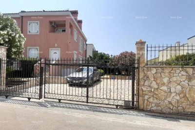 Skvělá příležitost! NEMOVITOST S UŽIVATELSKÝM POVOLENÍM. Exkluzivní prodej bytu na skvělé lokalitě s pozemkem a parkovacím místem. Výhled na moře! Pošesi, Medulin!!