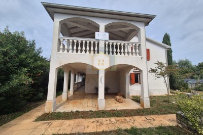 Poreč, Mali Maj - EXKLUSIVE DER AGENTUR - Freistehendes großes Familienhaus, 200 m vom Meer
