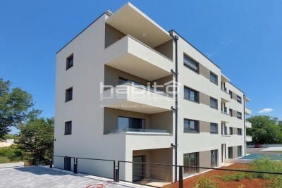 Poreč - novi stan od 88 m2 s vrtom, 2 parkinga