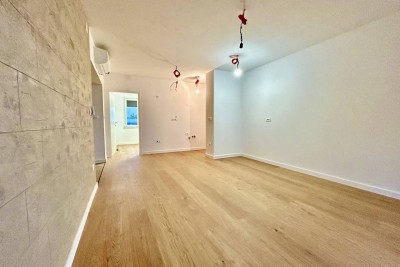 UMAG, CENTAR, POTPUNO RENOVIRAN STAN S POGLEDOM NA MORE