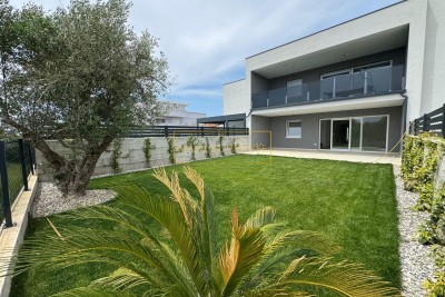 MODERN APPARTEMENT MET TUIN TE KOOP IN NOVIGRAD, ISTRIË!