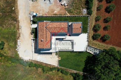 Villa in a quiet area with a garage and a swimming pool