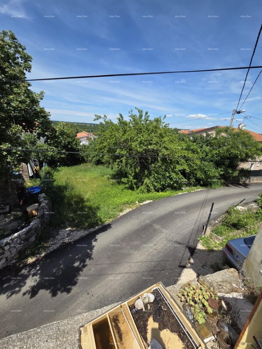 Baugrundstück in der Nähe von Poreč mit einem kleinen Steinhaus.