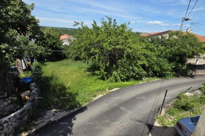 Baugrundstück in der Nähe von Poreč mit einem kleinen Steinhaus.