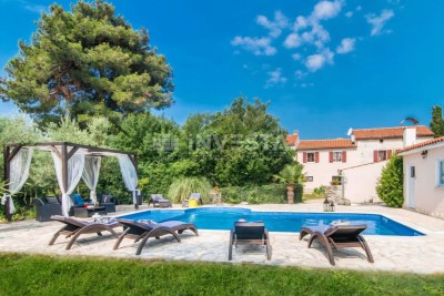 Dintorni di Dignano, casa in pietra istriana con piscina e cucina estiva