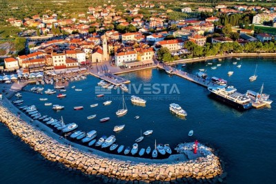 Fažana, kuća s dva odvojena stana, blizu centra i plaža