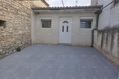 Na prodaju hiša v Ližnjanu – 27 m² z dvoriščem