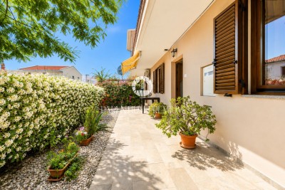 Novigrad, appartamento al piano terra con due unità abitative, a soli 300 m dal mare.