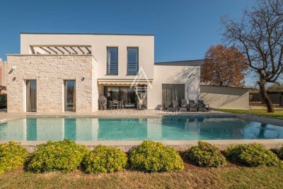 Izvanredna vila s 4 spavaće sobe i modernim dizajnom blizu centra Poreč