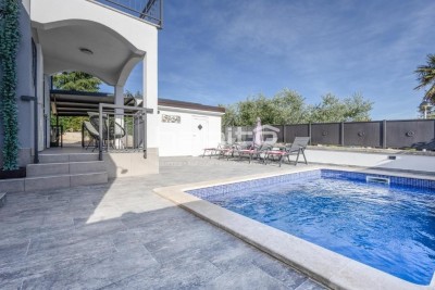 Moderna casa bifamiliare con piscina nei dintorni di Parenzo – Investimento ideale
