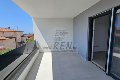 Immobilien Istrien, Zum Verkauf eine Wohnung in Novigrad mit Blick auf das Meer - in Gebäude
