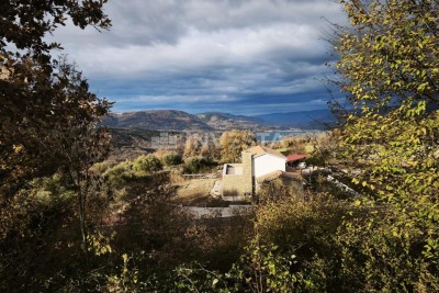 Gradbeno zemljišče z razgledom na jezero