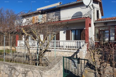 Kuća s 3 stana i velikim zemljištem, Labin!